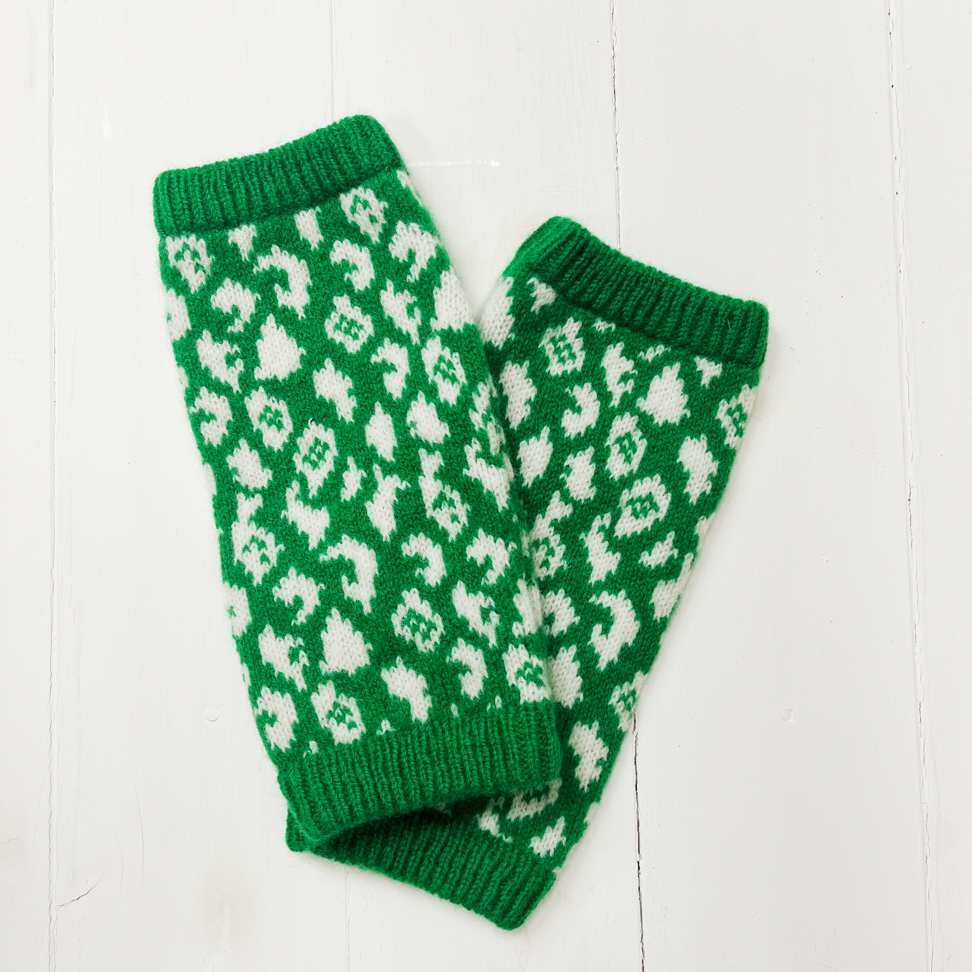 Leopard wrist warmers - billiard green and white