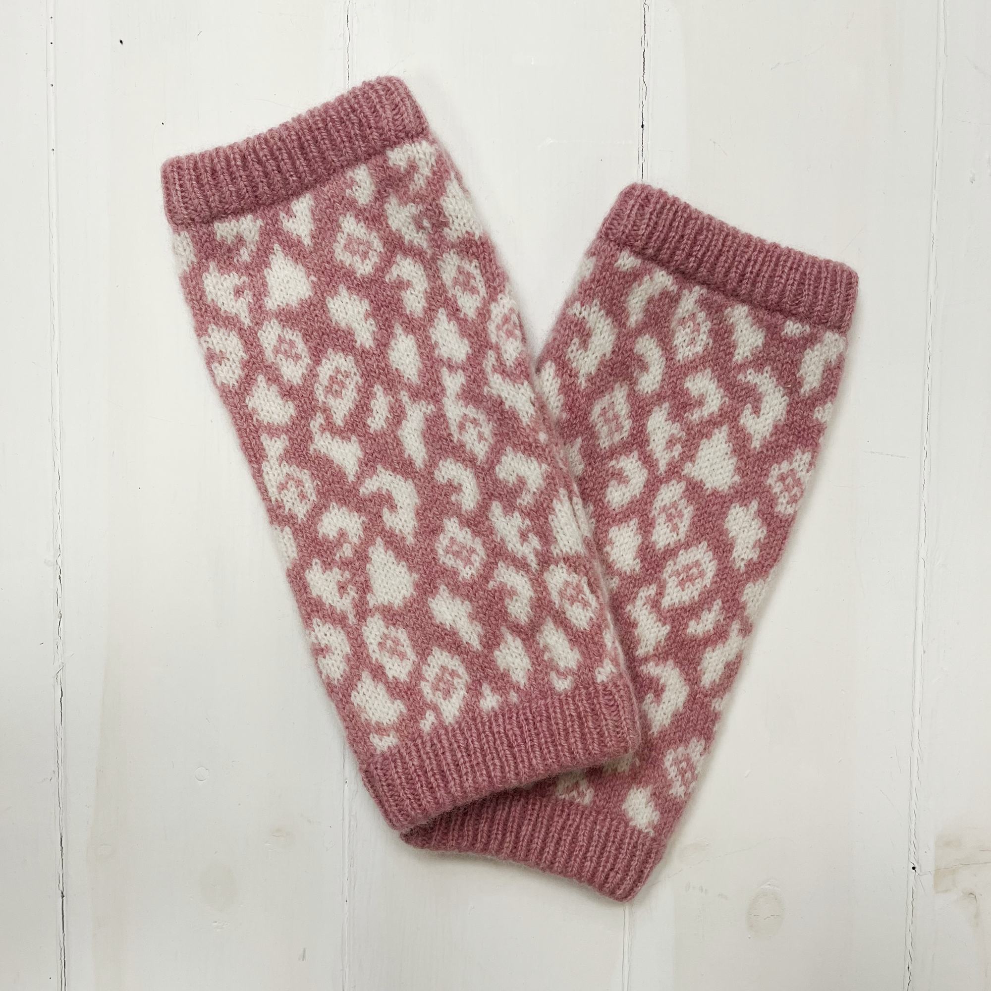 Leopard wrist warmers - calamine pink and white