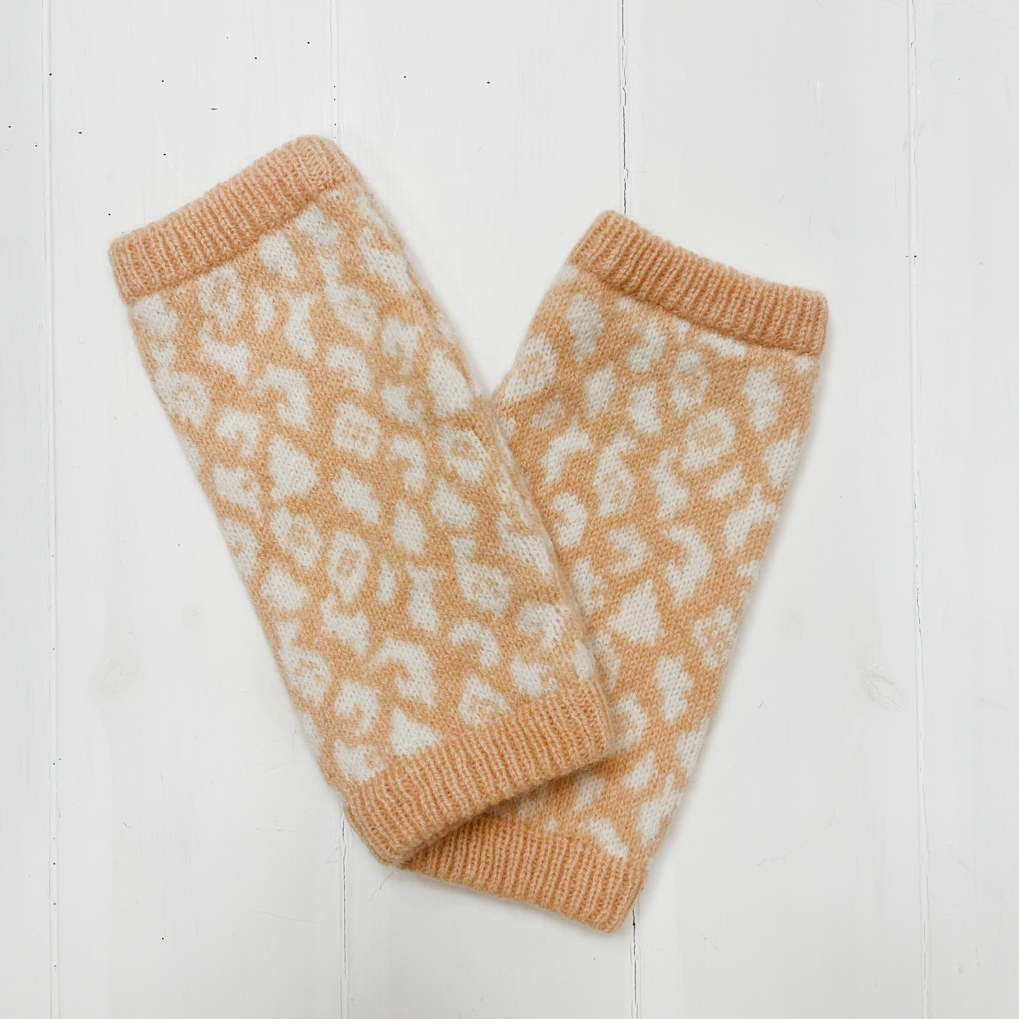 Leopard wrist warmers - nectarine white