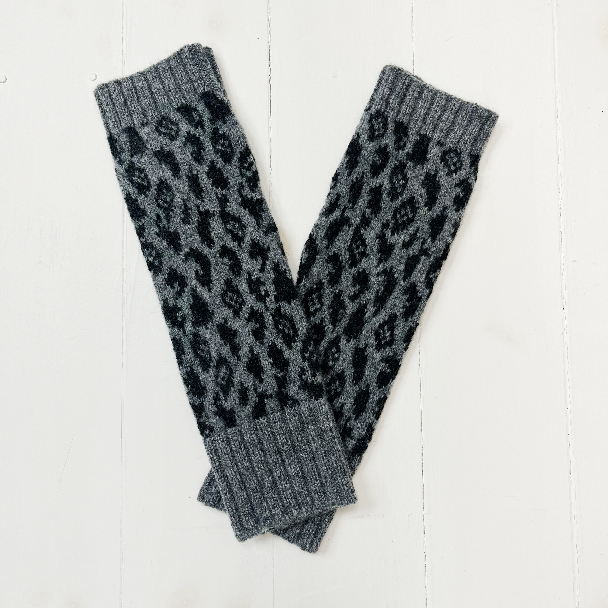 Leopard wrist warmers - grey and charcoal