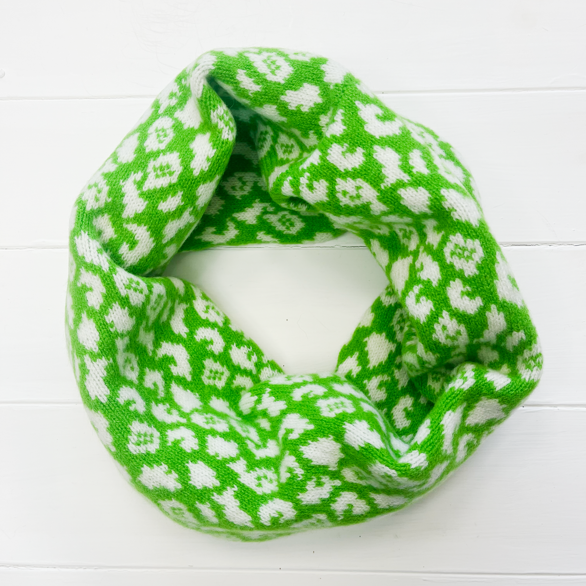 Leopard cowl - kelly green and white