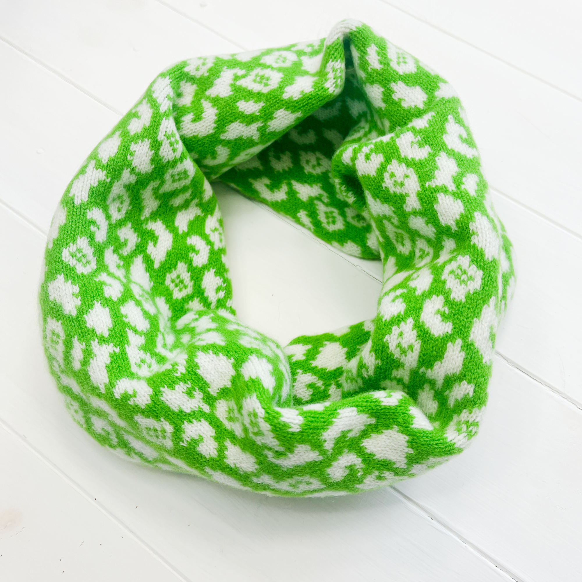 Leopard cowl - kelly green and white